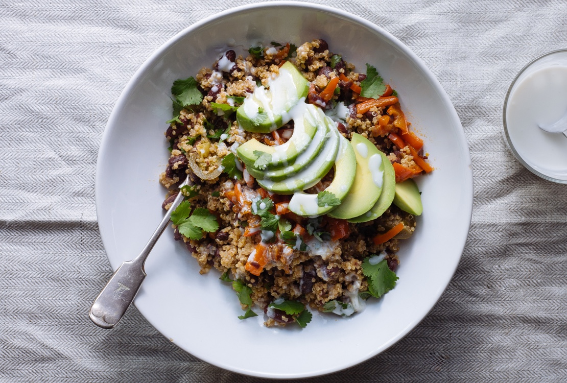 Fajita bowl with spicy quinoa, beans and sliced avocado: Recipe from ...